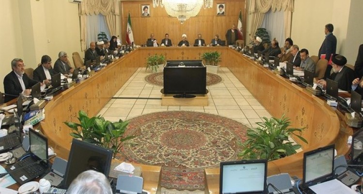 مصوبه خلاف قانون هیئت وزیران در مورد حقوق کارمندان/ ورود هیئت تطبیق قوانین به مصوبه جنجالی دولت