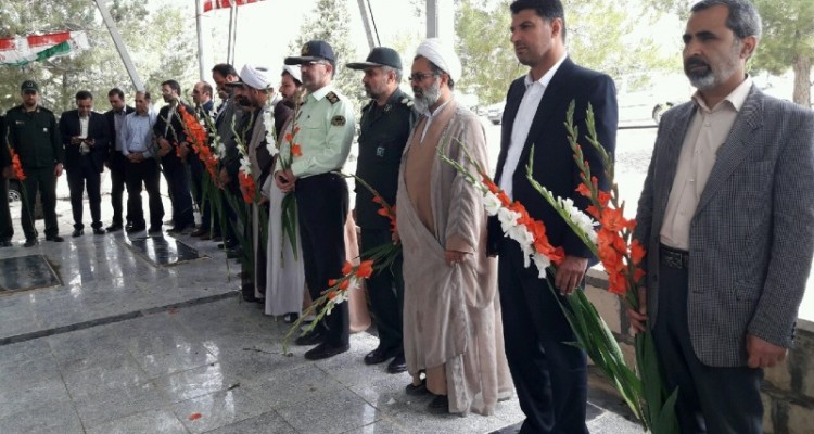  مراسم عطرافشانی و غبار روبی مزار شهدای هرسین برگزار شد