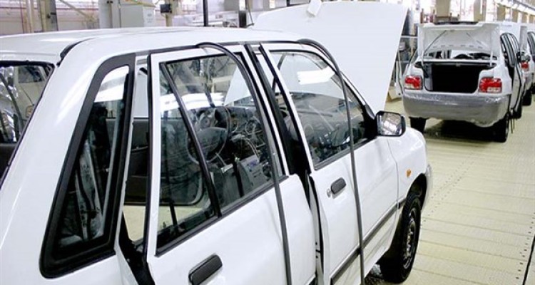 ادامه بازداشت برخی متخلفان واردات خودرو/ خودرو با دلار 4 هزار تومانی ساخته می شود با دلار 12 هزار تومانی به فروش می رسد/ دیگر نیازی به قیمت گذاری جدید خودرو نیست
