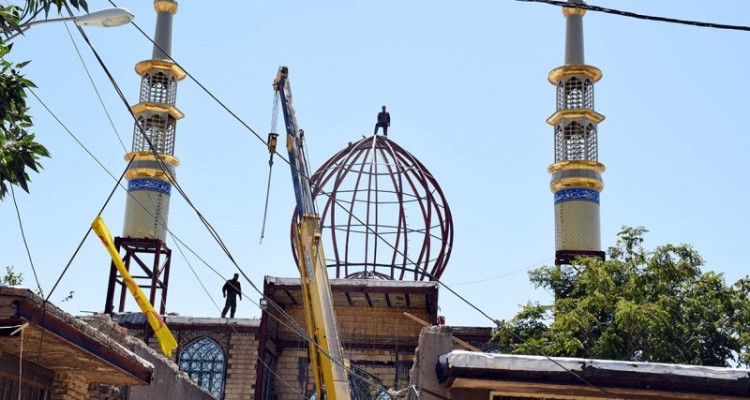 نصب اسکلت گنبد  حرم مطهر امامزادگان احمد و محمود(ع)(باولین) 