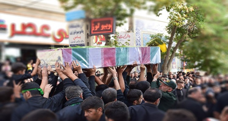 تصاویری از مراسم تاسوعای حسینی در هرسین/تشییع پیکر پاک دو شهید دوران دفاع مقدس بر دستان عزاداران حسینی