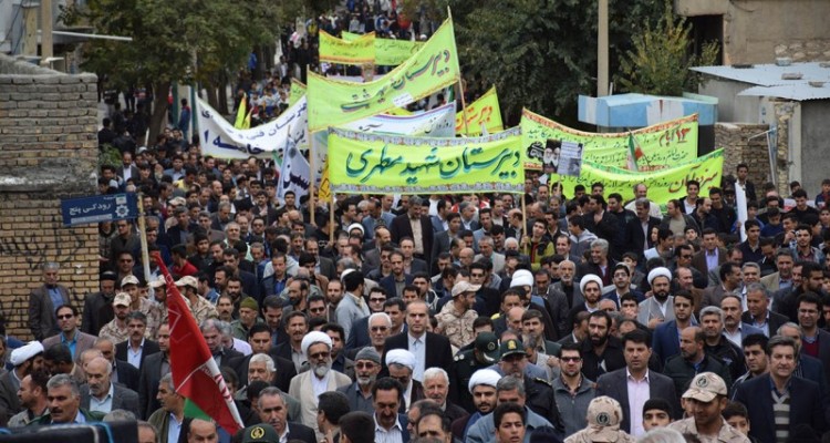 خروش مردم دارالمومنین هرسین در راهپیمایی یوم الله 13 آبان /پرچم آمریکا و اسرائیل به آتش کشیده شد+ تصاویر