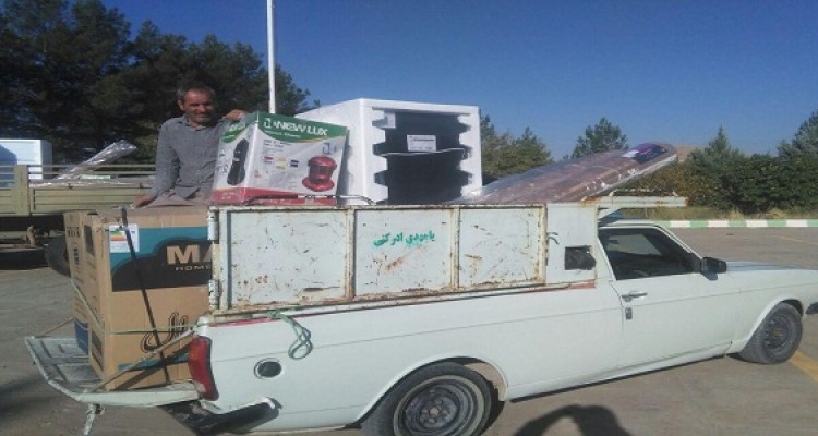 اهداء 30سری جهیزیه اهدایی مقام معظم رهبری به نوعروسان هرسینی