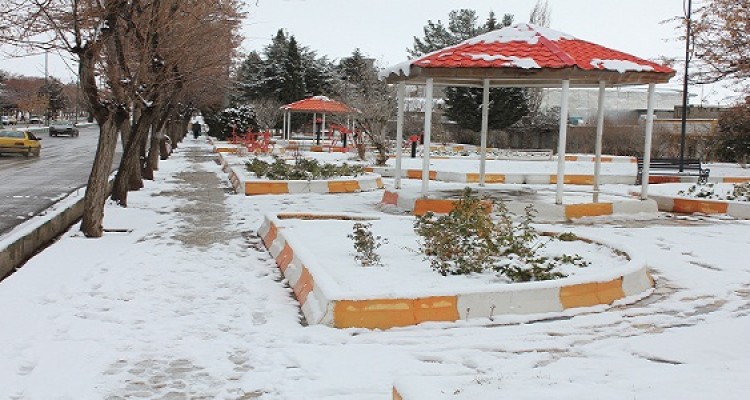 بارش برف هرسین را سفید پوش کرد/ مدارس نوبت صبح و ظهر تعطیل شد