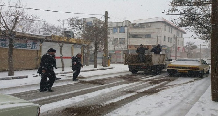 عملیات نمک پاشی و بازگشایی معابر و خیابانها در هرسین