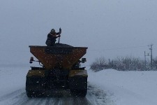 15دستگاه ماشین آلات برف روبی و نمک پاشی مشغول بازگشایی محورها هستند/ تردد در محورهای مواصلاتی بدون زنجیر چرخ  امکان پذیر است