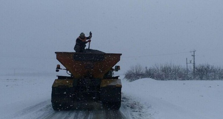 15دستگاه ماشین آلات برف روبی و نمک پاشی مشغول بازگشایی محورها هستند/ تردد در محورهای مواصلاتی بدون زنجیر چرخ  امکان پذیر است