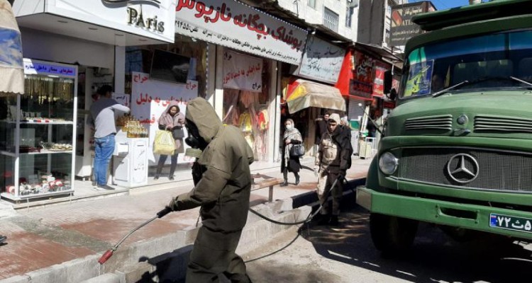 گندزدایی از اماکن شهر کرمانشاه توسط نیروهای سپاه و شهرداری