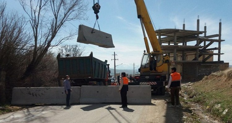 راههای ورودی و خروجی هرسین مسدود شد. 