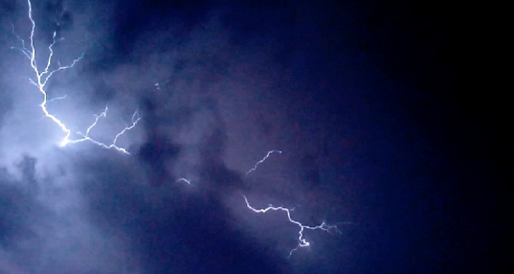 تصاویری از رعد و برق بارشهای اخیر در هرسین