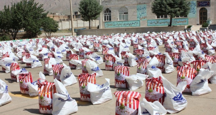سومین مرحله از رزمایش کمک مومنانه با توزیع 1200بسته غذایی در هرسین