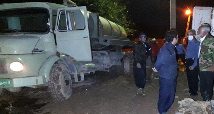 استقرار  دستگاه لجن کش توسط سپاه حضرت نبی اکرم(ص) استان در روستای سیل زده کهریز/ حضور 50نفر بسیجی در پاکسازی منازل آسیب دیده