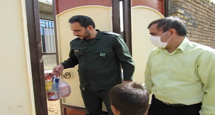 توزیع بسته های معیشتی توسط بسیج سازندگی در روستاهای سیل زده  هرسین