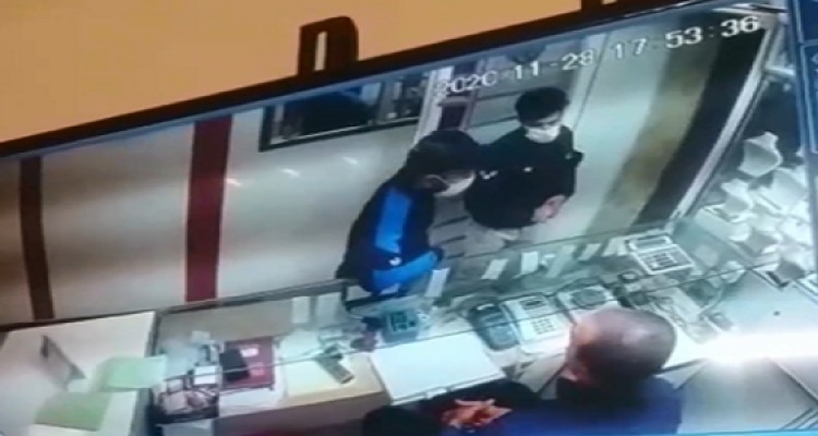 کش رو زنی از یک طلا فروشی در هرسین. 