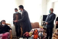 تقدیر از بانوی پیشکسوت صنعت گلیم شهرستان هرسین