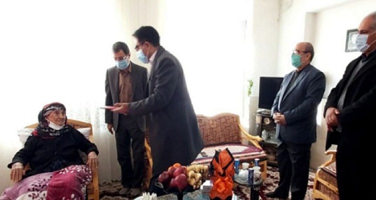 تقدیر از بانوی پیشکسوت صنعت گلیم شهرستان هرسین