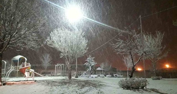 بارش برف شهرستان هرسین را سفید پوش کرد+ تصاویر