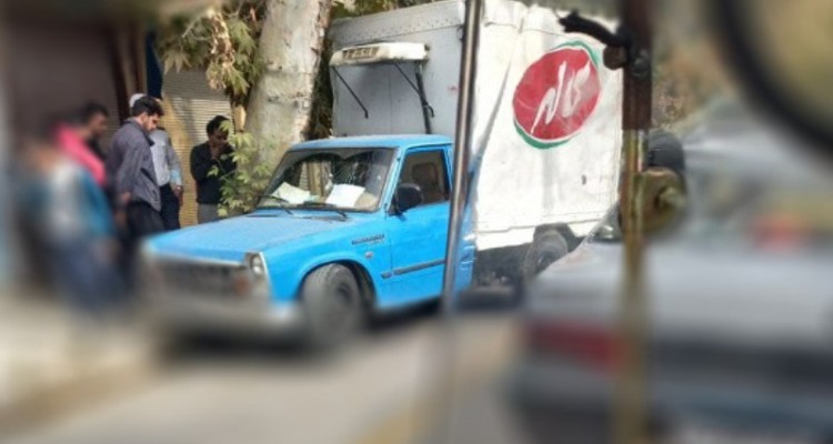 برخورد عجیب خودروی نیسان با درخت پیاده رو در هرسین