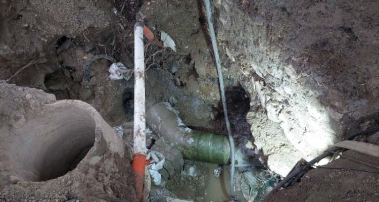 اجرای بتن ریزی اطراف لوله شکسته شده در حال انجام است