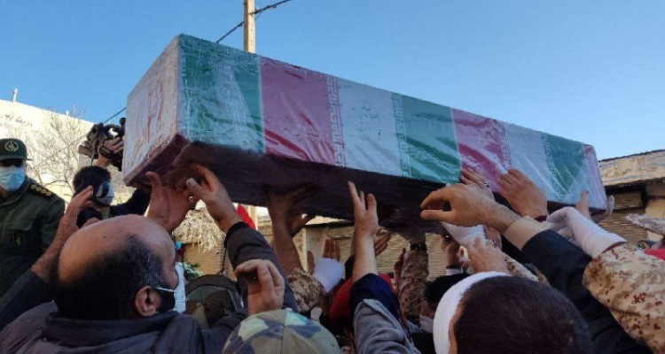 تشیع باشکوه  پیکر شهید گمنام دوران دفاع مقدس بر دستان مردم دارالمومنین هرسین