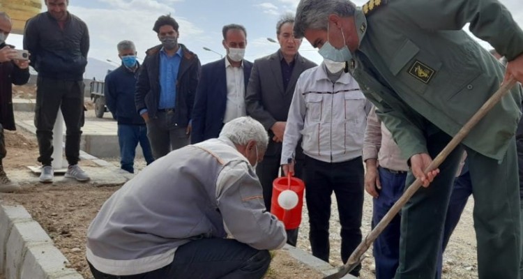 غرس ۱۰۰اصله نهال در یادمان شهدای گمنام شهرستان هرسین