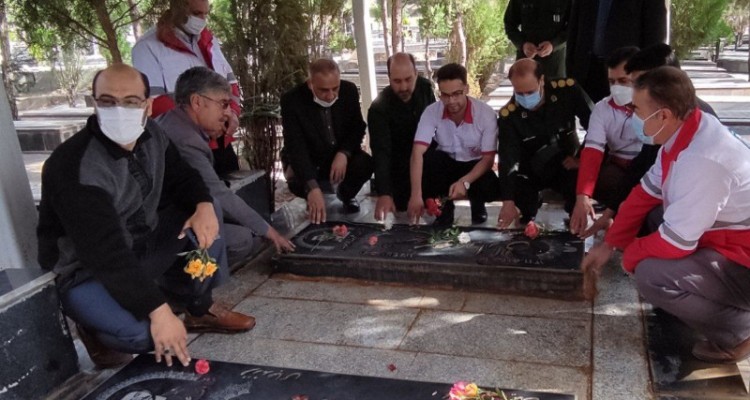 مزار شهدای هرسین با حضور مسئولین غبارروبی شد