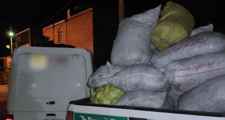 کشف محموله زغال قاچاق از وانت پراید در شهرستان هرسین