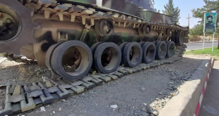 وضعیت نامناسب ماکت تانک در ورودی هرسین/سرقت قطعات یکی پس از دیگری