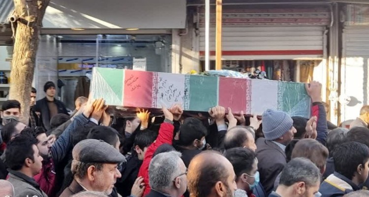 تشییع پیکرشهید گمنام دوران دفاع مقدس بر دستان مردم ولایتمدار هرسین