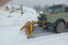 انسداد راه های روستایی در پی بارش برف در هرسین/ مسیرهای اصلی بازگشایی شده و تردد جریان دارد