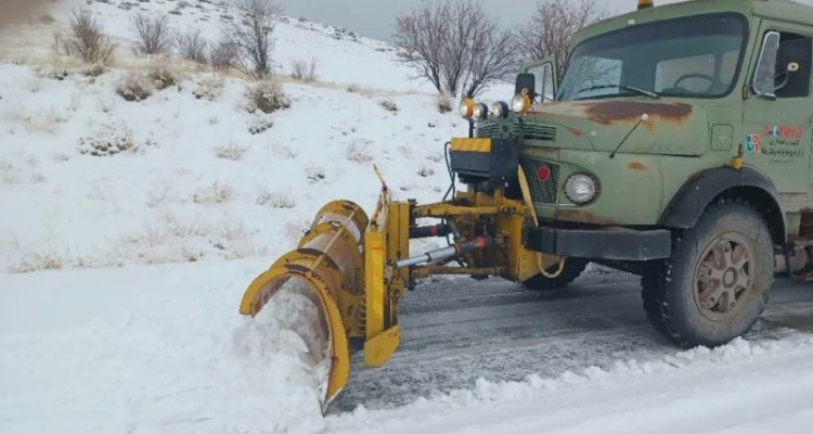 انسداد راه های روستایی در پی بارش برف در هرسین/ مسیرهای اصلی بازگشایی شده و تردد جریان دارد