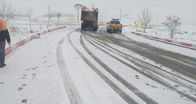 تمام مسیر های اصلی و فرعی در هرسین باز است/ در محور هرسین به نورآباد تردد  به سختی جریان دارد
