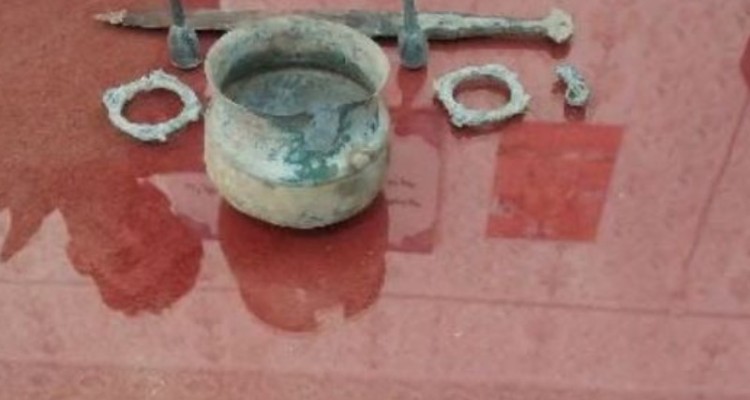 عتیقه های هزاره اول توسط پلیس"هرسین"  کشف شد