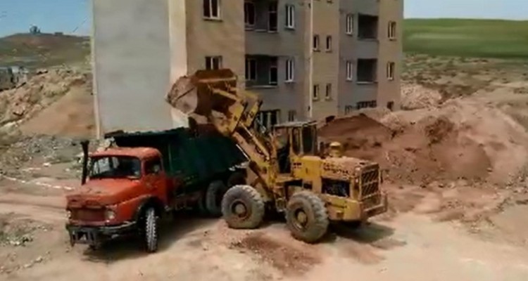 تلاش های شبانه گروه های جهادی در تکمیل پروژه مسکن مهر 160 واحدی مددجویان بهزیستی هرسین