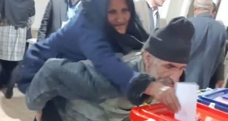 حضور پرشور مردم هرسین در پای صندوق های رای