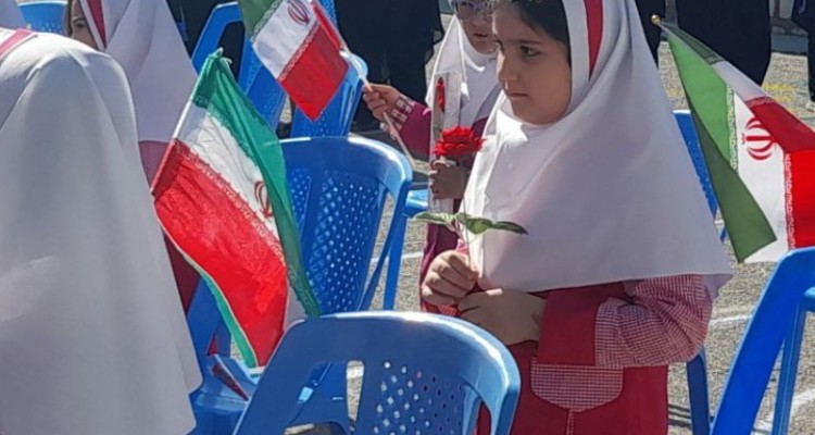 زنگ شکوفه ها در مدارس هرسین نواخته شد