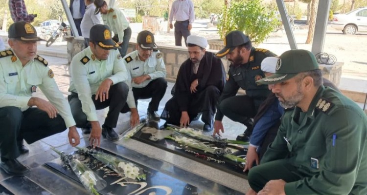 گلباران و عطر افشانی مزار شهدای شهرستان هرسین