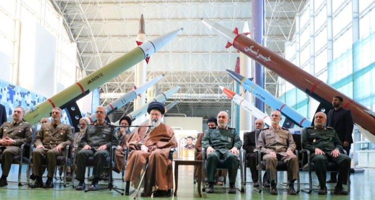 غرب دستپاچه از احتمال تغییر دکترین هسته ای ایران/ فتوای رهبری تنها فاصله ایران با سلاح اتمی!