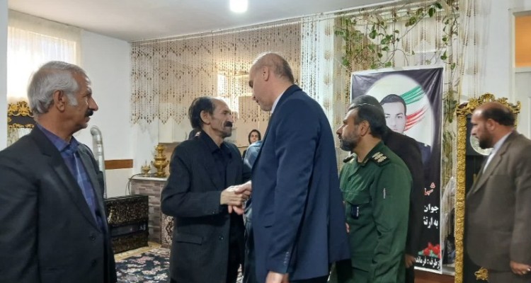 دیدار مسئولین شهرستان هرسین با خانواده شهید منصوری