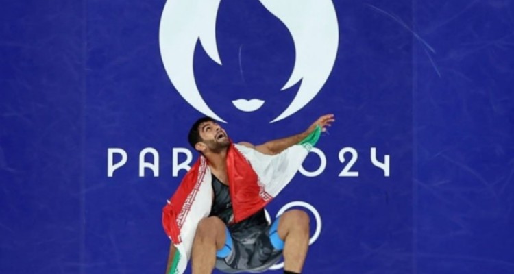 ساروی مسلط‌ترین و مقتدرترین کشتی‌گیر جهان سال ۲۰۲۴ شد+عکس