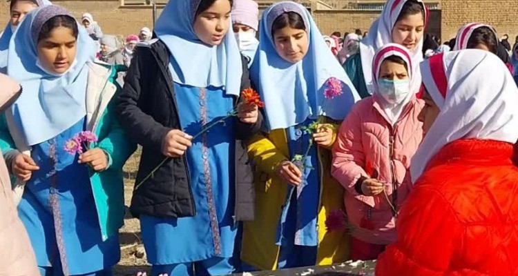 مزار شهدای آرامستان قدیم سراب هرسین گلباران و عطر افشانی شد