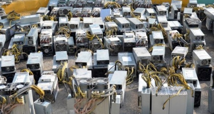 توقيف ۳۲ دستگاه ماینر غیر مجاز در هرسین
