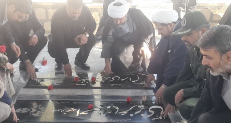 مزار شهدای هرسین در هفته بسیج گلباران شد