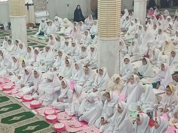 برگزاری جشن تکلیف ۴۰۰ دانش آموز دختر در هرسین+تصویر