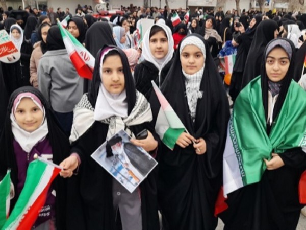 سیل جمعیت مردم هرسین در جشن چهل و هفتمین سالگرد پیروزی انقلاب اسلامی