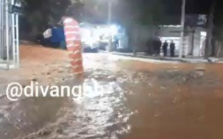 آبگرفتگی معابر اصلی شهر هرسین در پی بارش شدید تگرگ و باران در هرسین