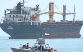 توقیف دو کشتی متخلف توسط نیروی دریایی سپاه