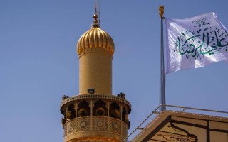 نصب کتیبه‌های سرور و شادی در حرم امیر المومنین (ع) به مناسبت ولادت امام رضا (ع)