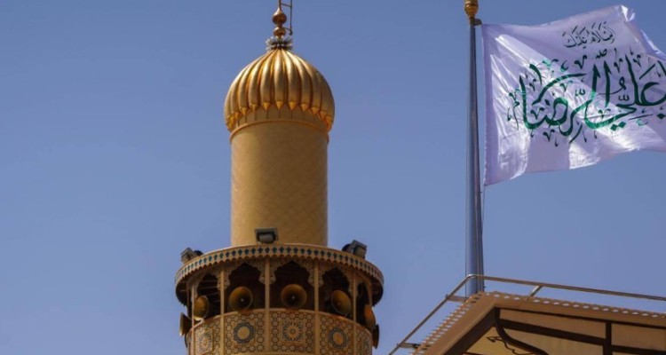 نصب کتیبه‌های سرور و شادی در حرم امیر المومنین (ع) به مناسبت ولادت امام رضا (ع)