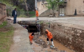 کانال مسیل سیلاب محله راخیر توسط شهرداری پاکسازی شد